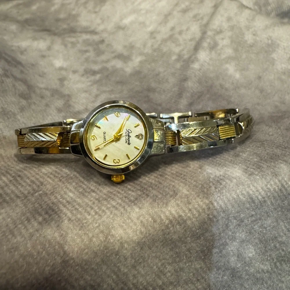 Vintage Elgin watch two tone round face‎ quartz